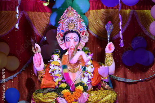 A beautiful Lord Ganesh statue photo