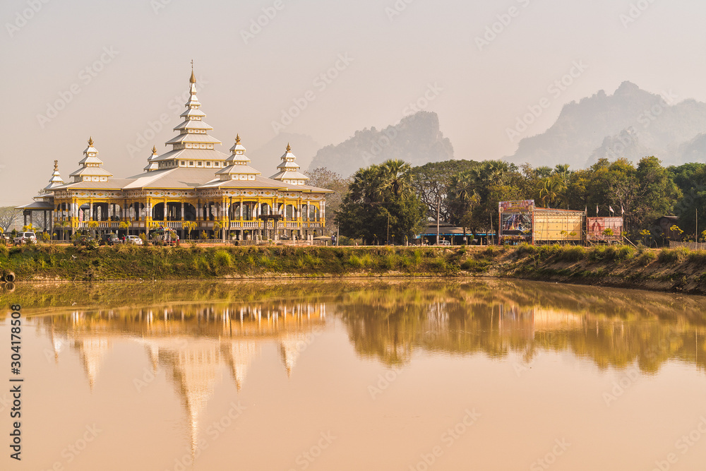 Fototapeta premium Buddhist temple hpa an myanmar monastery