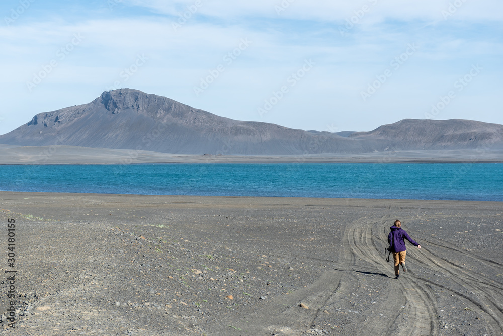 Wulkaniczny krajobraz, biegnąca osoba, Islandia Wulkaniczny krajobraz, biegnąca osoba, Islandia