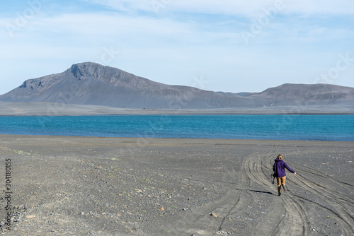 Wulkaniczny krajobraz  biegn  ca osoba  Islandia