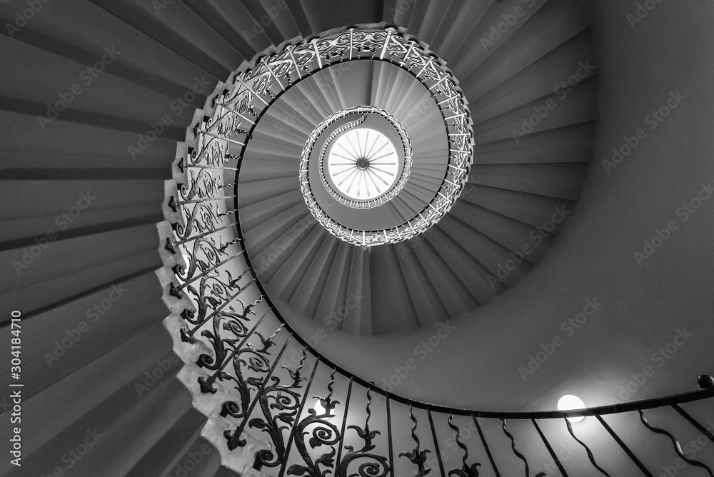 Obraz premium spiral staircase in building