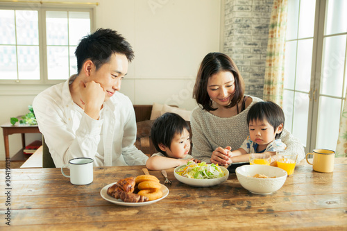 家族4人の食事シーン