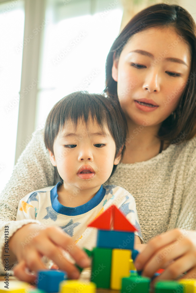 おもちゃで遊ぶ母と子 おもちゃで遊ぶ母と子