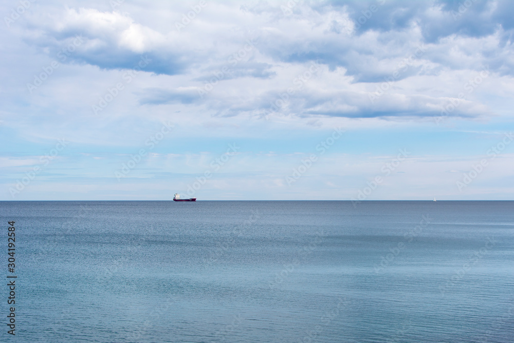 barco en el puerto de alicante