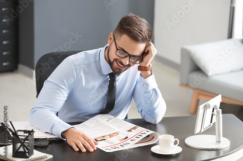 Handsome businessman readin...