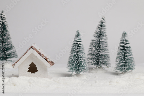 Bodegón de navidad con arboles y casita