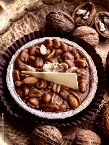 Tartlet with nuts, almonds and white chocolate