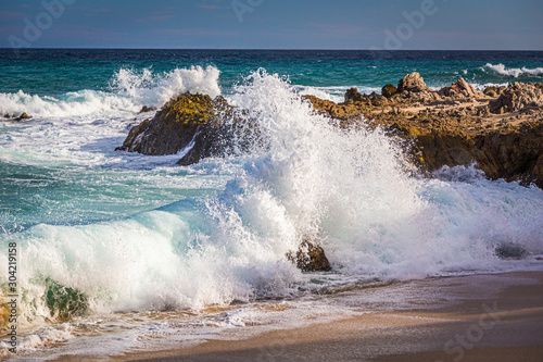 Fotografia Waves crashing on the rocks