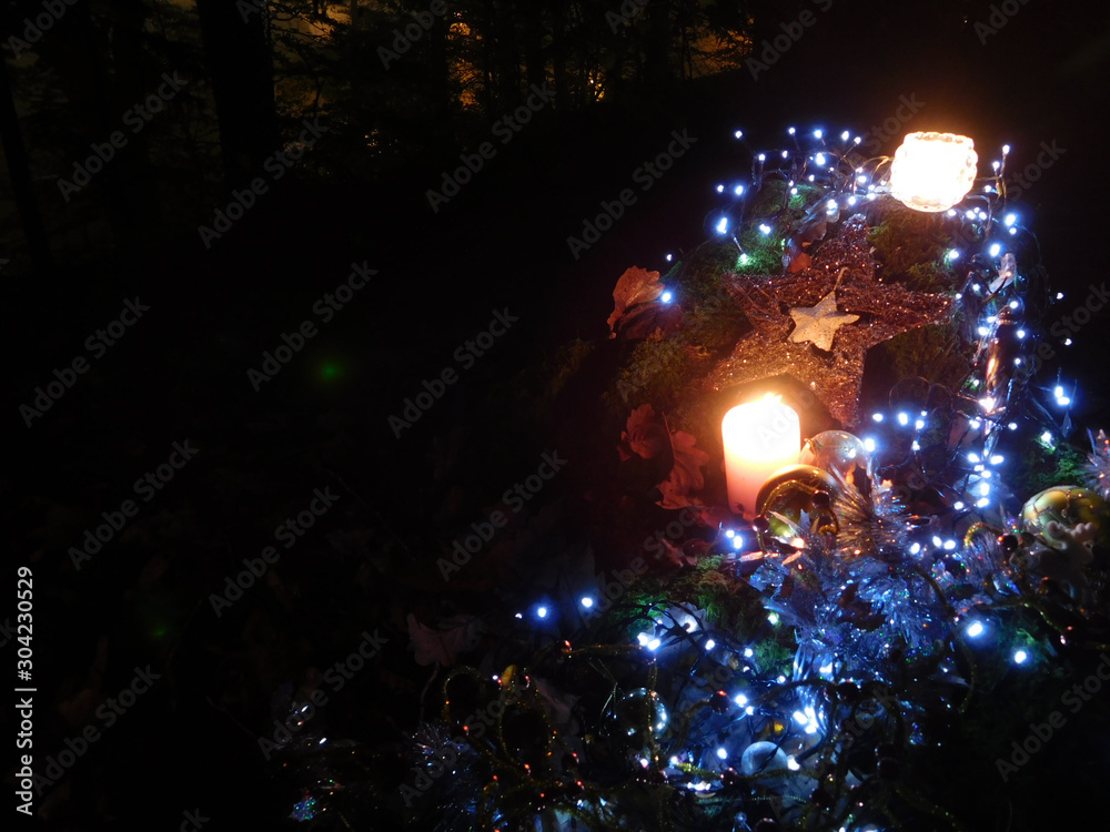 Décor de fête de noël dans la nuit, nouvel an, avec bougies et photophore, étoile et bougies, lumières bleues