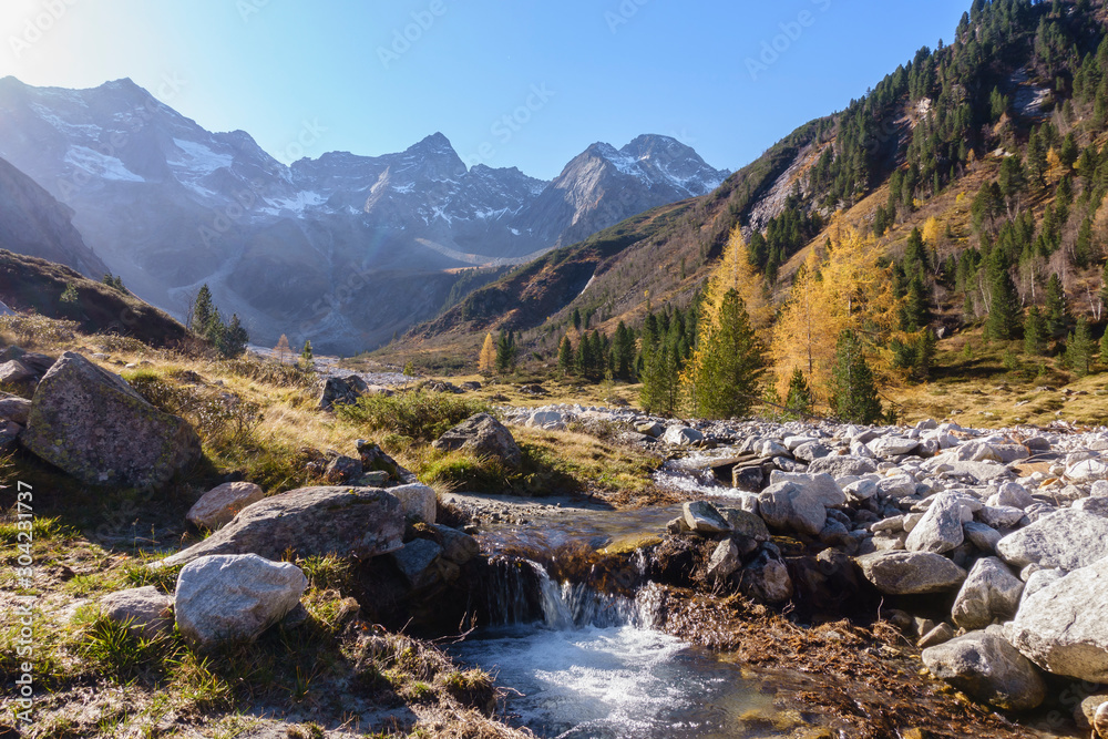 kleiner Bach in herbstlicher Hochgebirgslandschaft im Zillertal in Tirol