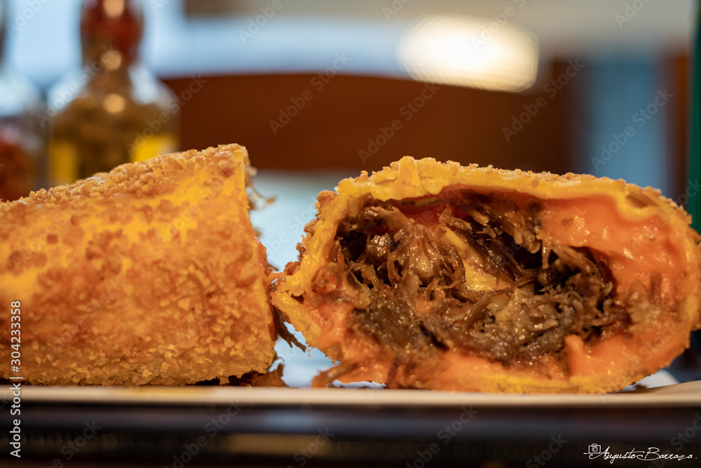 Pastel Brasileiro crocante crispy de carne desfiada com cheddar em mesa