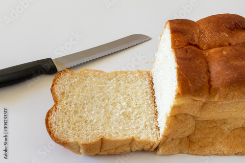 Leinwand Poster 一斤の食パンとパン切り包丁