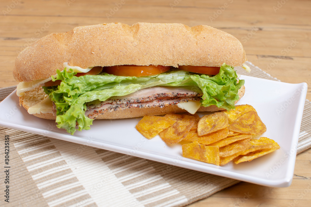 Obraz premium Sandwich with ham, cheese, vegetables and fried banana