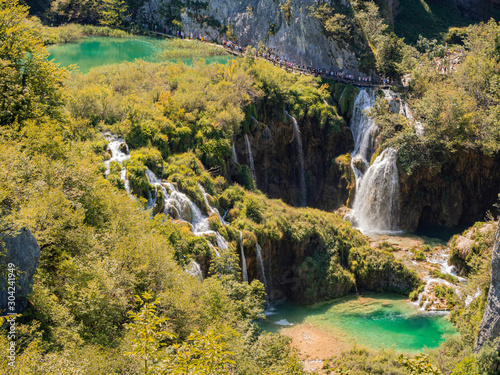Fototapeta Naklejka Na Ścianę i Meble -  Vistas impresionantes de las cascadas en el Parque Nacional de Plitvice en Croacia, verano de 2019