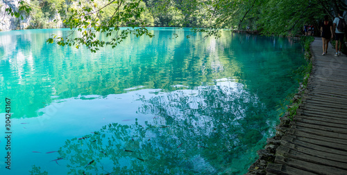 Panor  mica de un lago del Parque Nacional de Plitvice en Croacia  verano de 2019