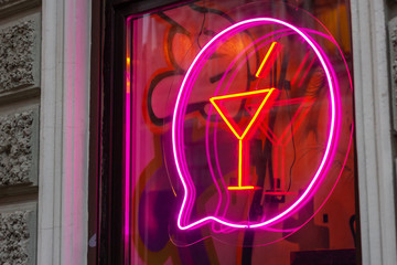Sierkussen Bar Verlicht cocktailbord in nachtclubraam  © evgris
