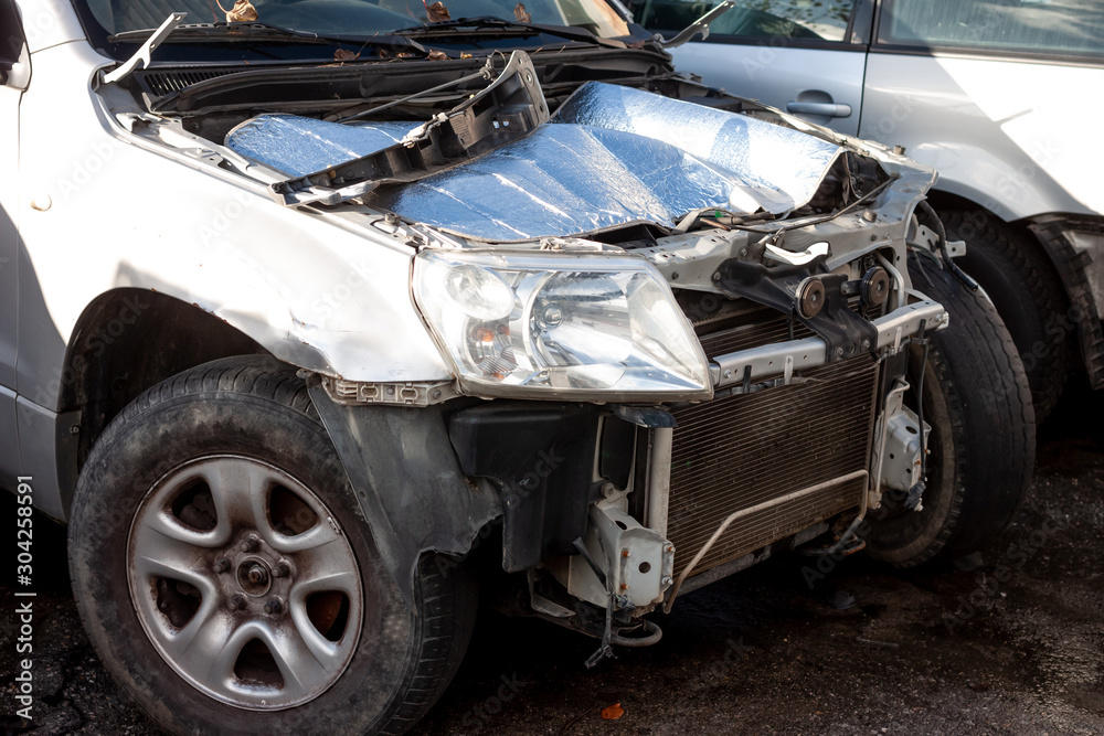 Fototapeta premium uszkodzone częściowo zdemontowane wewnętrzne części samochodu