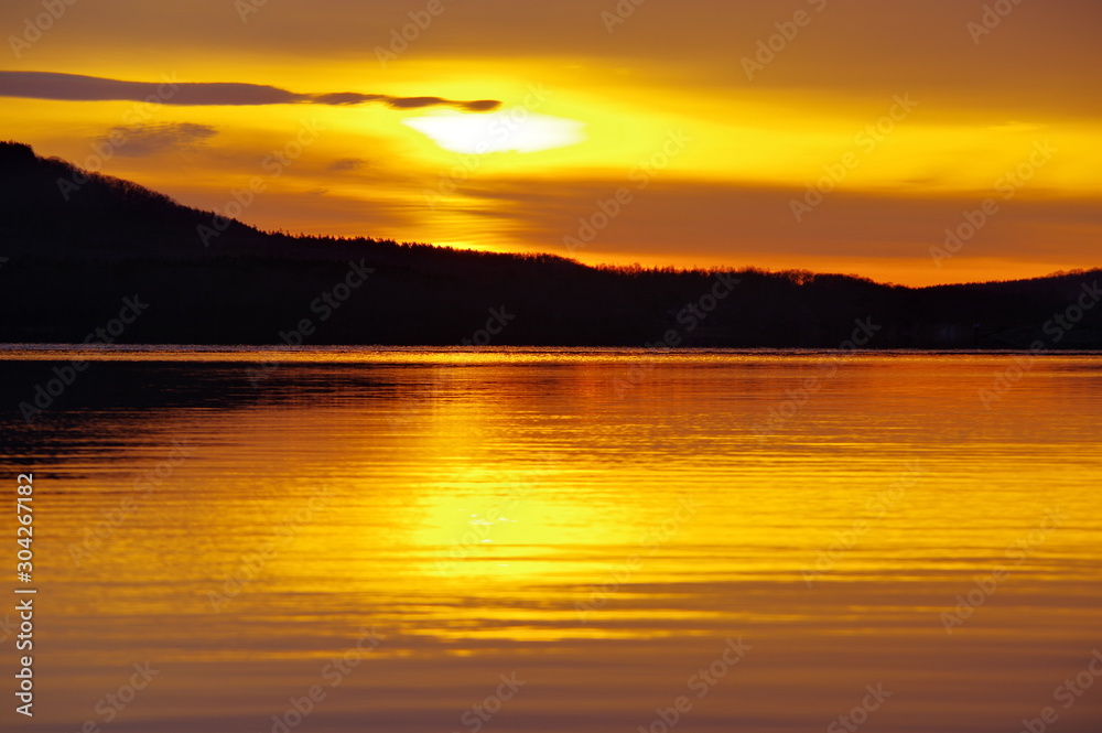 北海道の屈斜路湖、和琴半島の夜明け