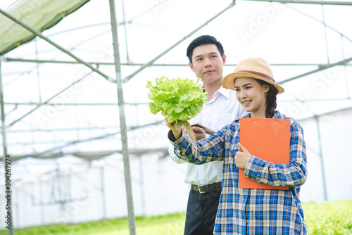 Businessmen refer to vegetable fields to express the needs of vegetable farmers employees.