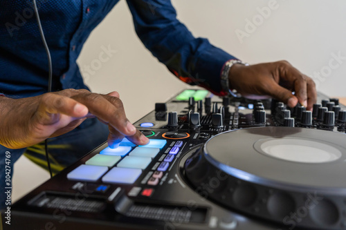 Foto Beat machine device for electronic music composer