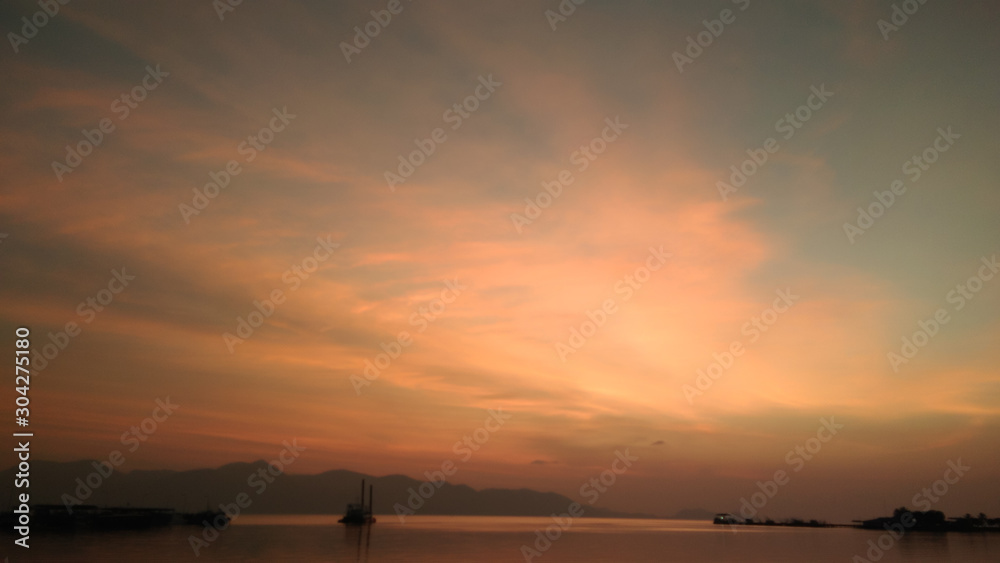 Naklejka premium Nadmorskie niebo po zachodzie słońca, błyszczące niebo