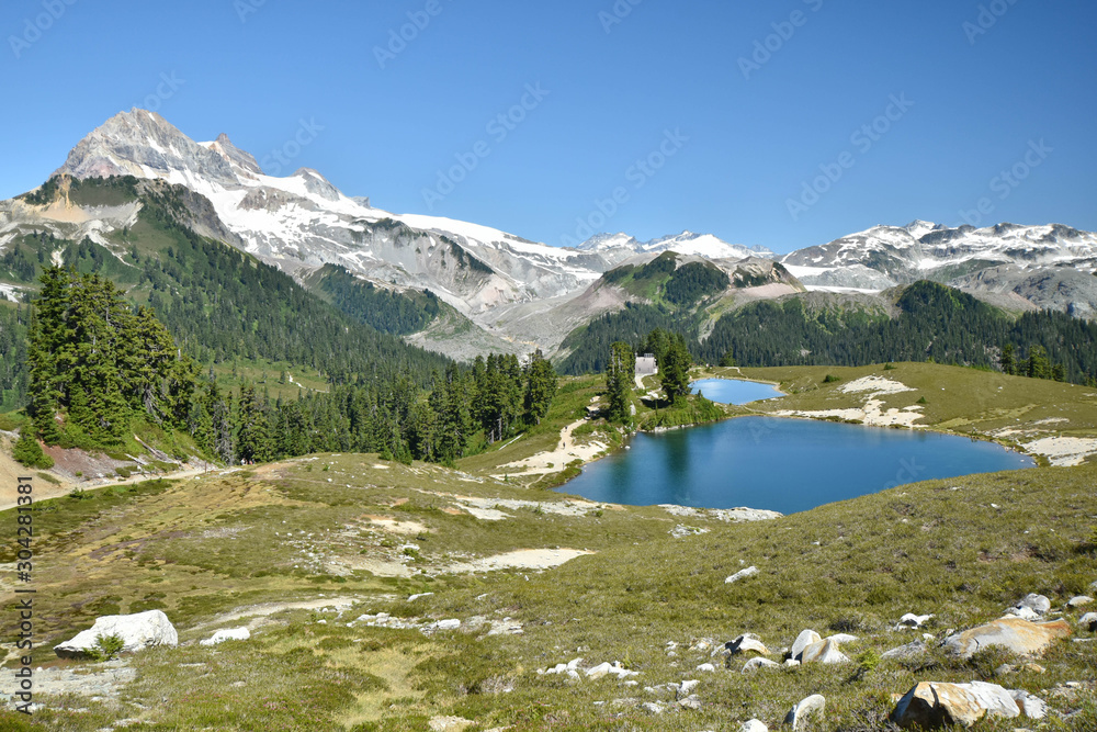 Obraz premium Idyllic landscape of Elfin lakes in summer