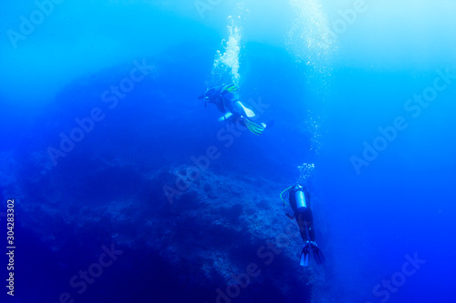 小笠原の青い海を潜るダイバー