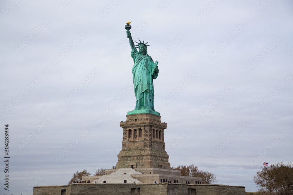Fototapeta premium Freiheitsstatue bedeckter Himmel