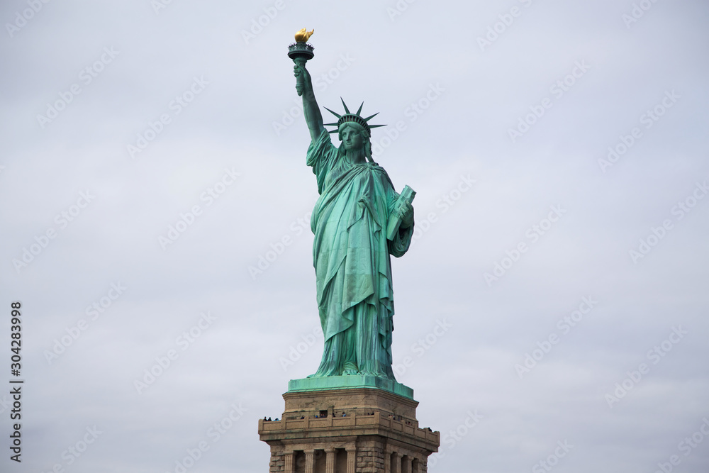 Freiheitsstatue bedeckter Himmel