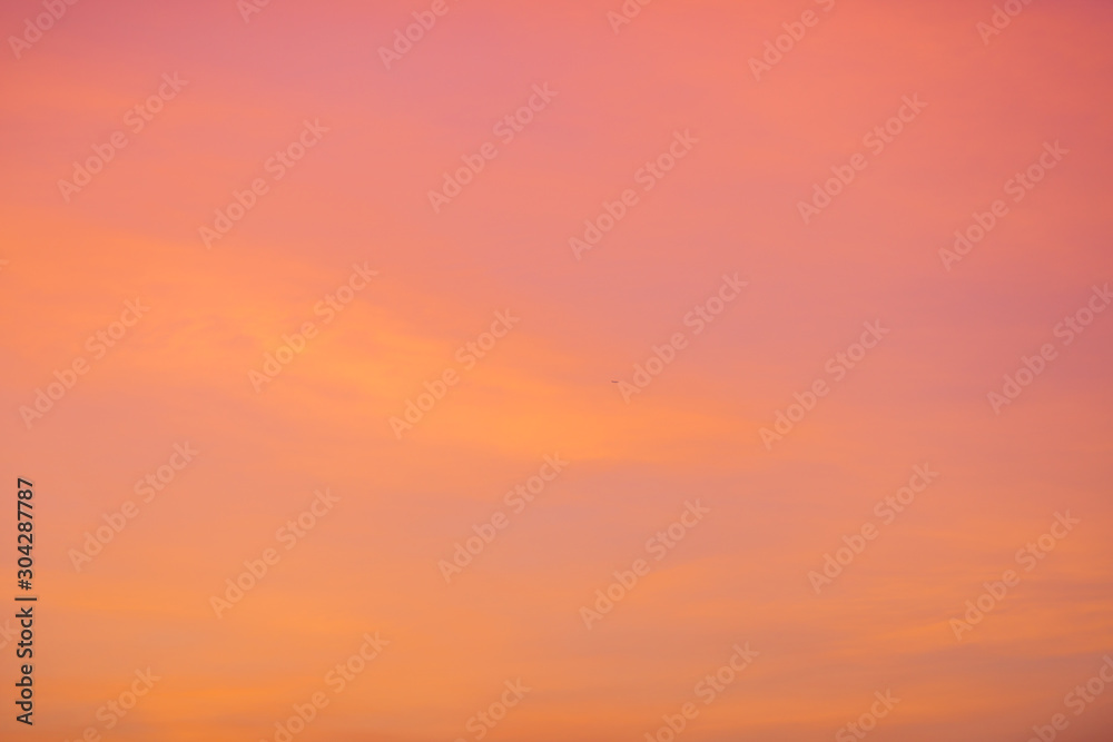 The background view of the sky is close, with various colors changing according to the weather (orange, red, yellow, pink, blue) is a natural beauty.