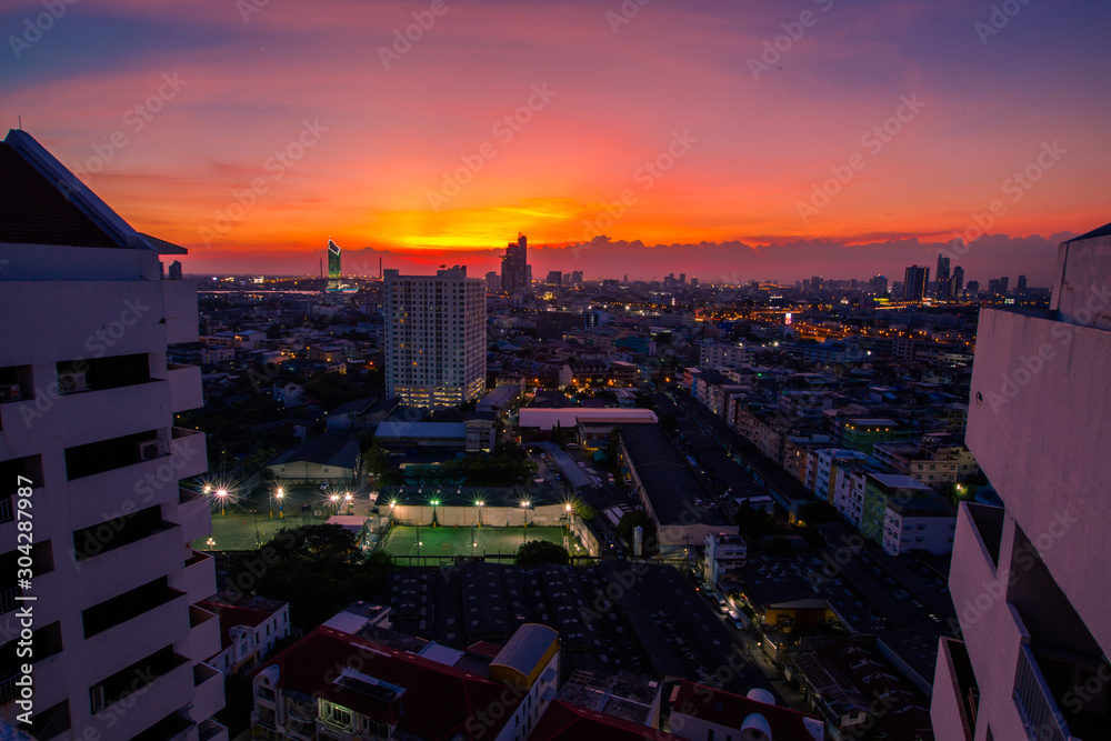 Obraz premium panoramic high-angle evening background of the city view,with natural beauty and blurred sunsets in the evening and the wind blowing all the time,showing the distribution of city center accommodation