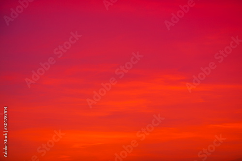 The background view of the sky is close, with various colors changing according to the weather (orange, red, yellow, pink, blue) is a natural beauty.