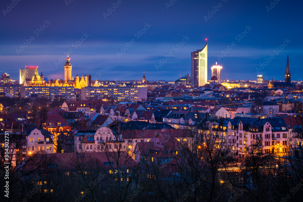 Die Stadt Leipzig an einem Abend im Winter