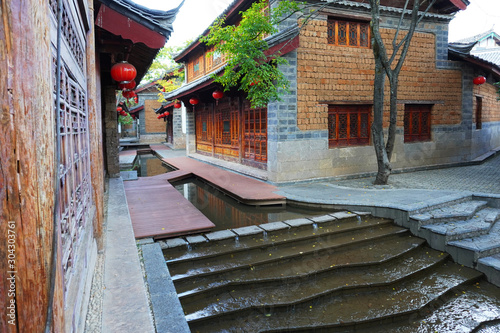 Lijiang ancient town possesses an ancient water-supply system of great complexity and ingenuity that still functions effectively today.
