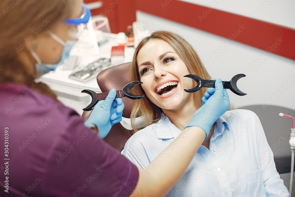 Φωτογραφία Beautiful lady in the dentist's office. Woman in a purple uniform