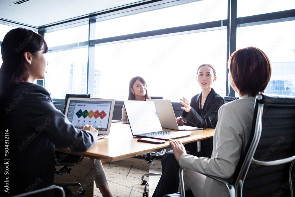 ミーティングをする女性社員 ミーティングをする女性社員
