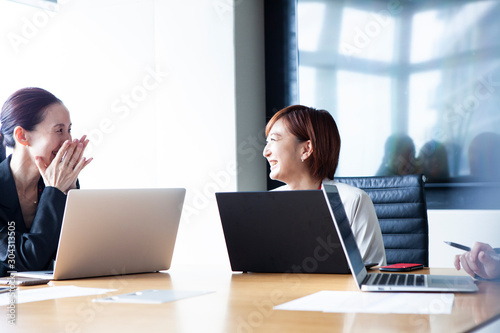 談笑する女性社員