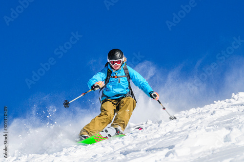 Sportlich und dynamisch skifahren im freien Gelände