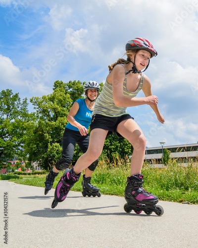 Auf Inline-Skates unterwegs im Stadtpark im Frühling