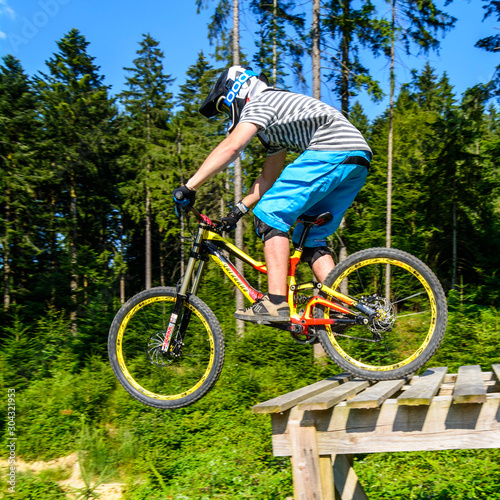 Obraz na płótnie verwegener Sprung mit dem MTB