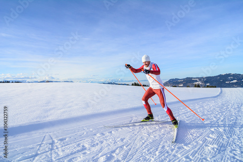 Bild auf Leinwand Sportlicher Skilanglauf im anstrengenden Skating-Stil