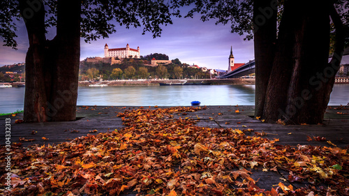 Canvas Print Castle in Bratislava over the river Danube, the capitol of Slovakia