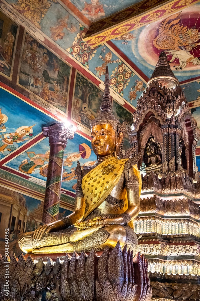 Obraz premium Buddha statue inside Wat Phnom, Phnom Penh, Cambodia
