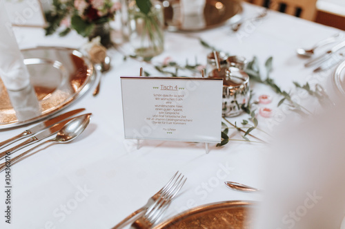 Gedeckter und geschmückter Tisch im Festsaal am Hochzeitstag 