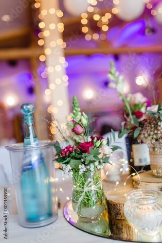 Tischdekoration mit Blumen am Hochzeitstag