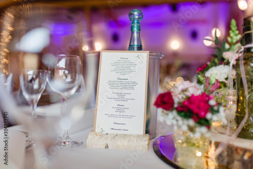 Tischdekoration mit Blumen am Hochzeitstag