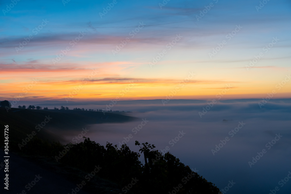 Sonnenaufgang über dem Main im Nebel