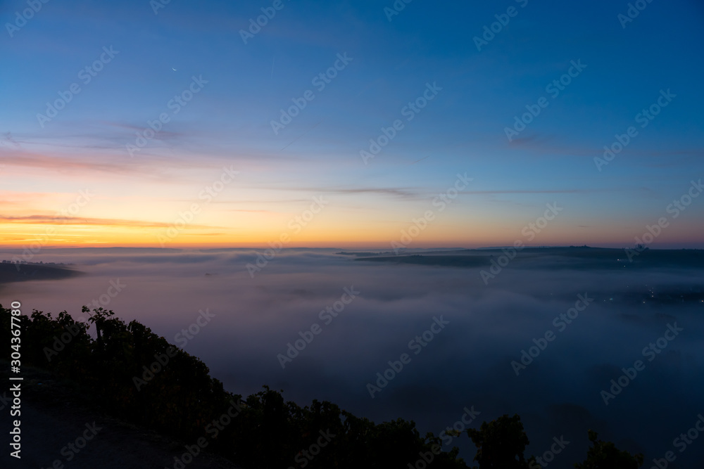 Sonnenaufgang über dem Main im Nebel