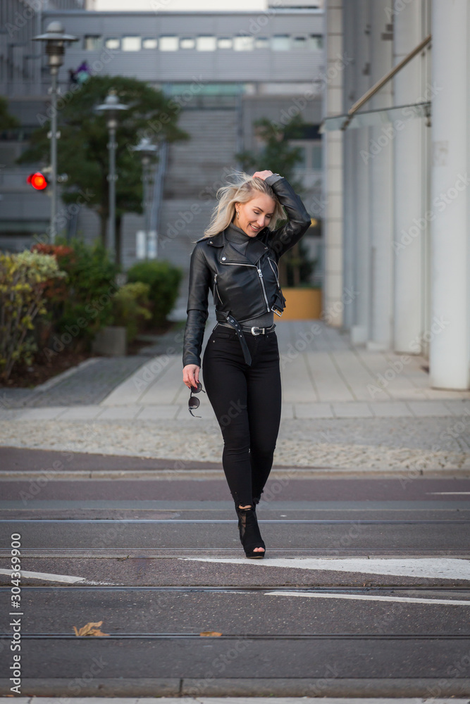 Blondine überquert die Straße 