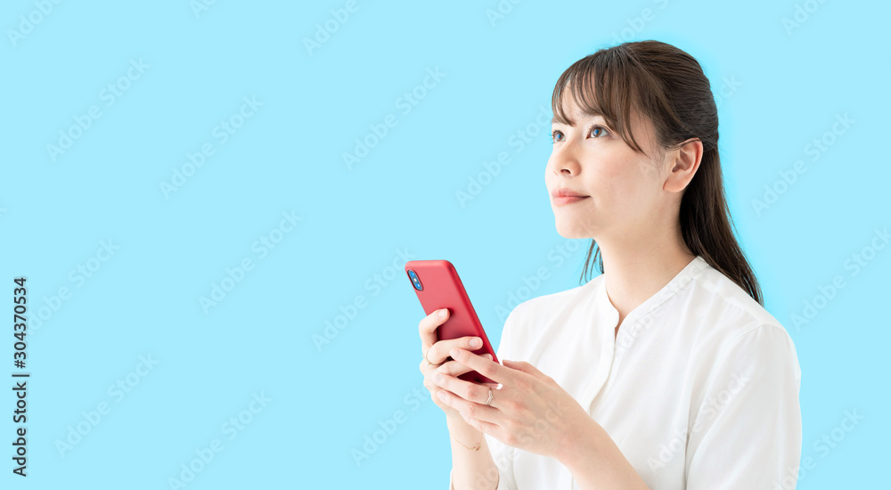 スマホを持つ女性